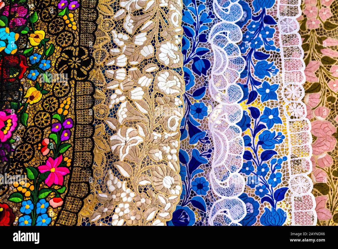 Tovaglie di pizzo, tradizionale stalla artigianale al mercato centrale (Nagyvásárcsarnok), Budapest, Ungheria Foto Stock