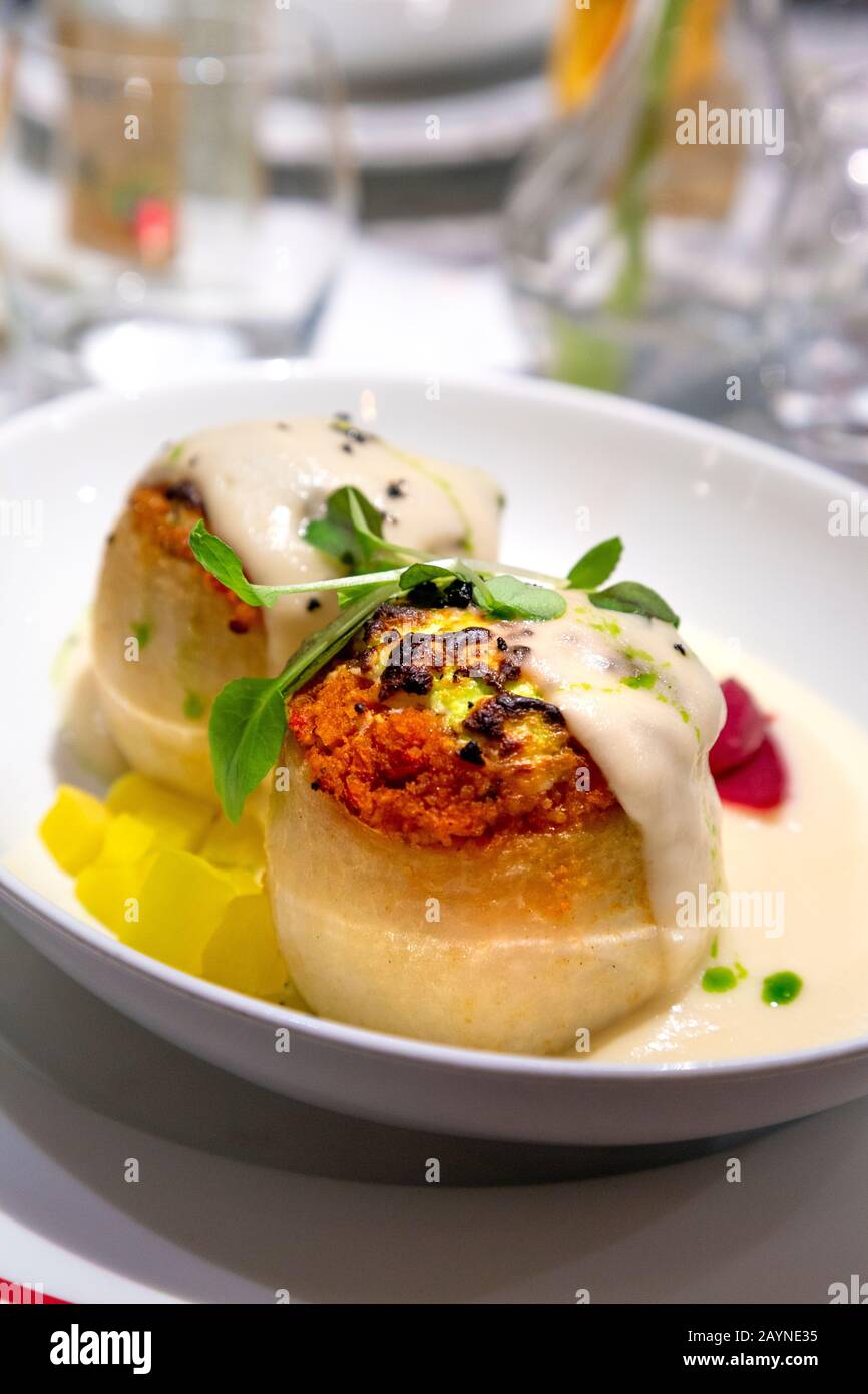 Kohlrabi farcito con couscous speziato alla mandorla-uva passa e formaggio di capra al ristorante Börze, Budapest, Ungheria Foto Stock