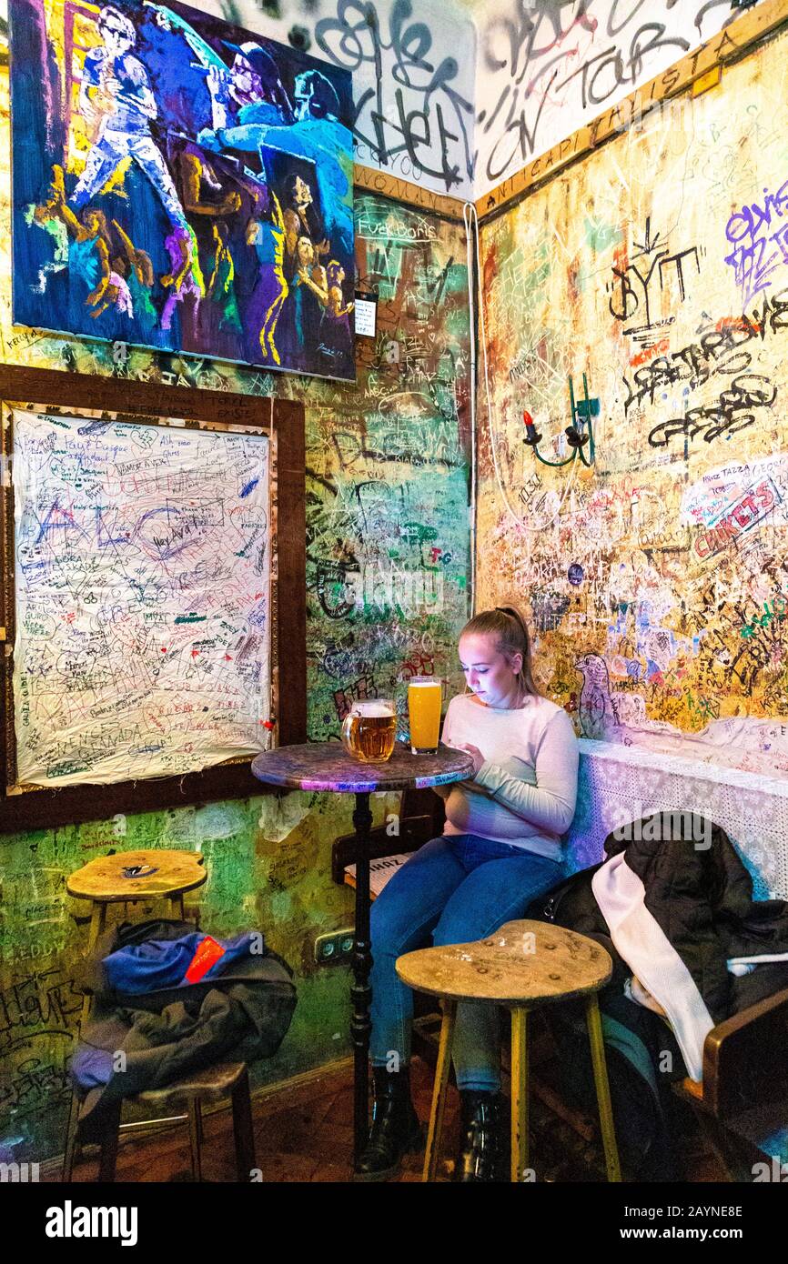 Szimpla Kert Ruin bar all'interno di un ex fabbrica abbandonata, Budapest, Ungheria Foto Stock