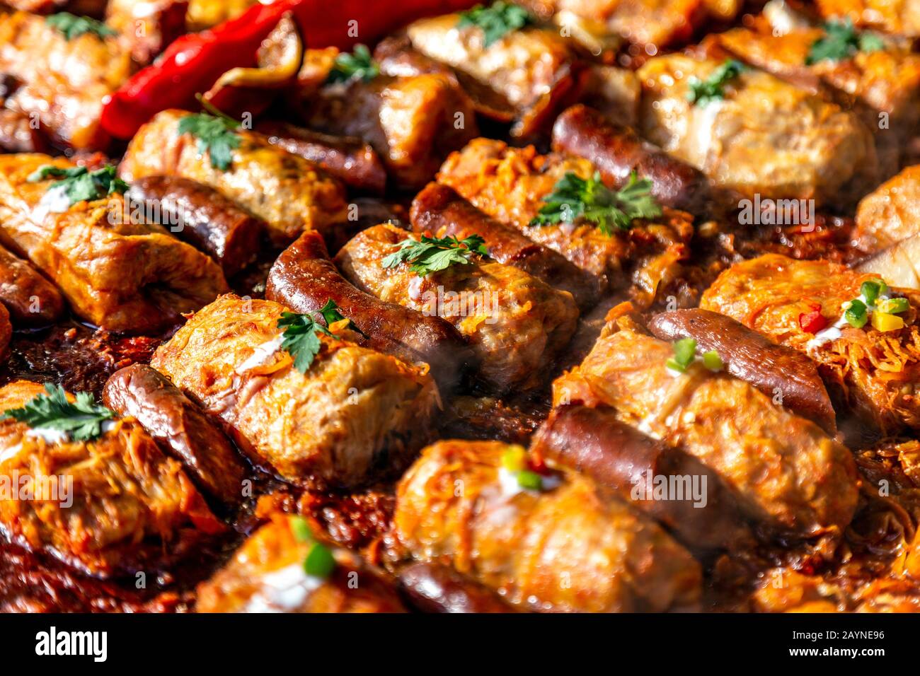 Involtini di cavolo farciti tradizionali ungheresi presso il mercato di Szabadsag Square, Budapest, Ungheria Foto Stock