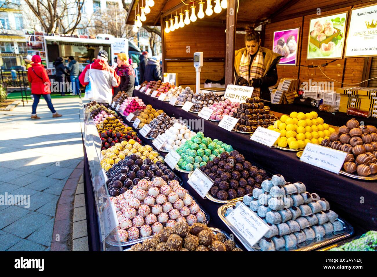 Bancarella di prodotti dolciari al mercato di Piazza Szabadsag, Budapest, Ungheria Foto Stock
