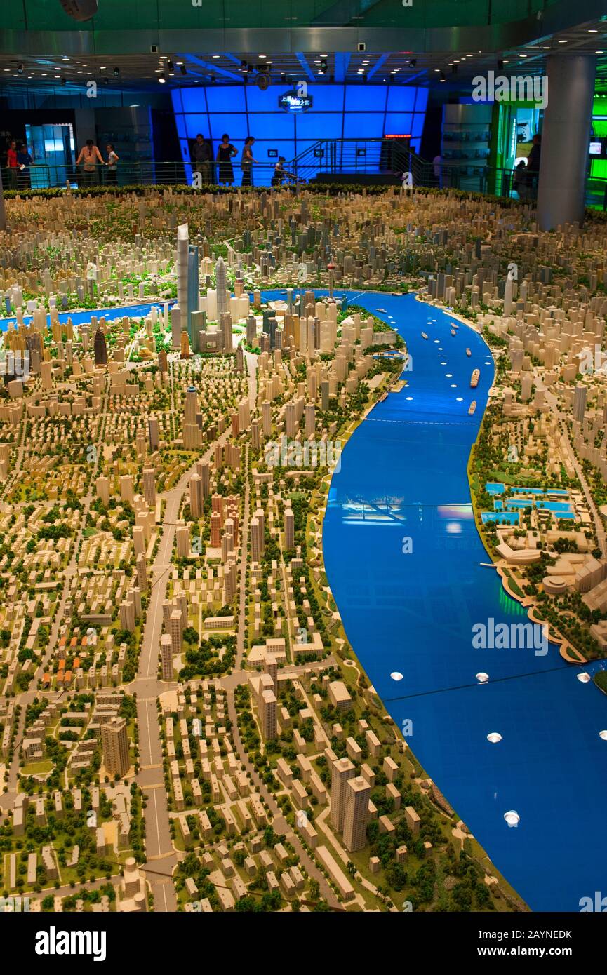 Parti di un modello su vasta scala della città di Shanghai al Shanghai Urban Planning Exhibition Centre di Shanghai, Cina. Foto Stock