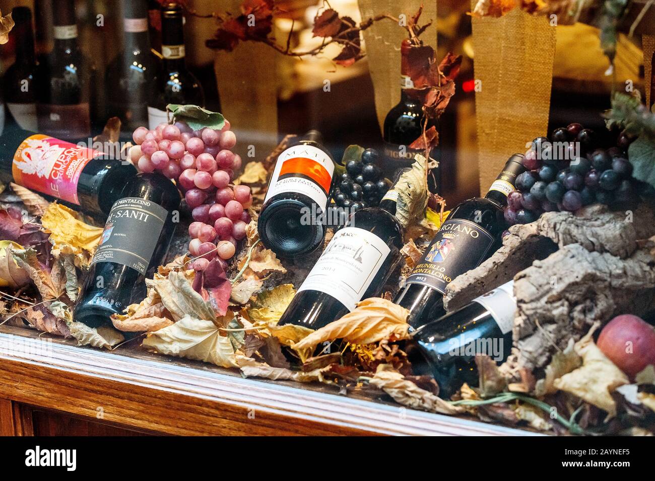 17 OTTOBRE 2018, PIENZA, ITALIA: Vini di Montalcino in vendita sul mercato locale della Toscana Foto Stock