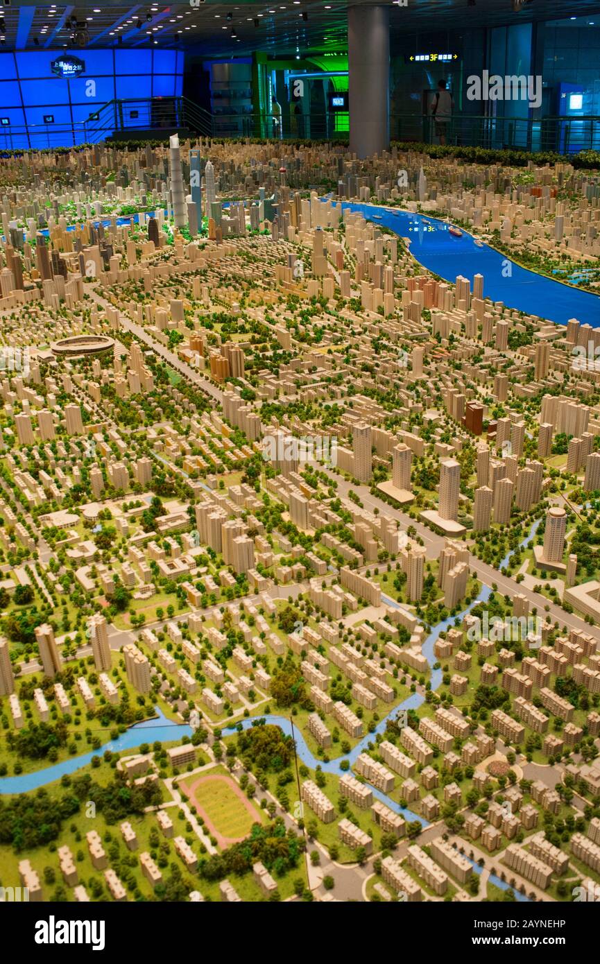 Parti di un modello su vasta scala della città di Shanghai al Shanghai Urban Planning Exhibition Centre di Shanghai, Cina. Foto Stock