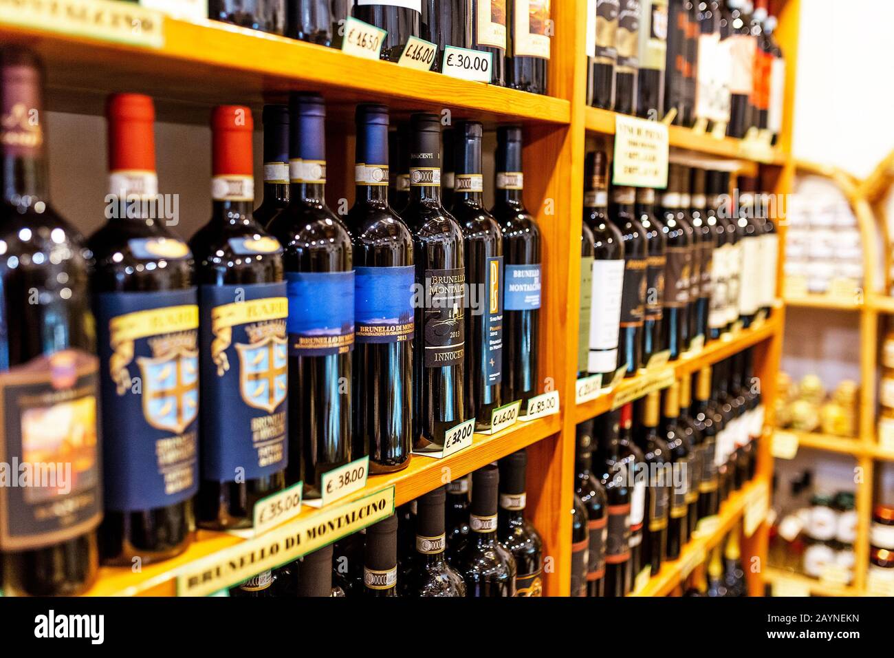 17 OTTOBRE 2018, PIENZA, ITALIA: Vini di Montalcino in vendita sul mercato locale della Toscana Foto Stock