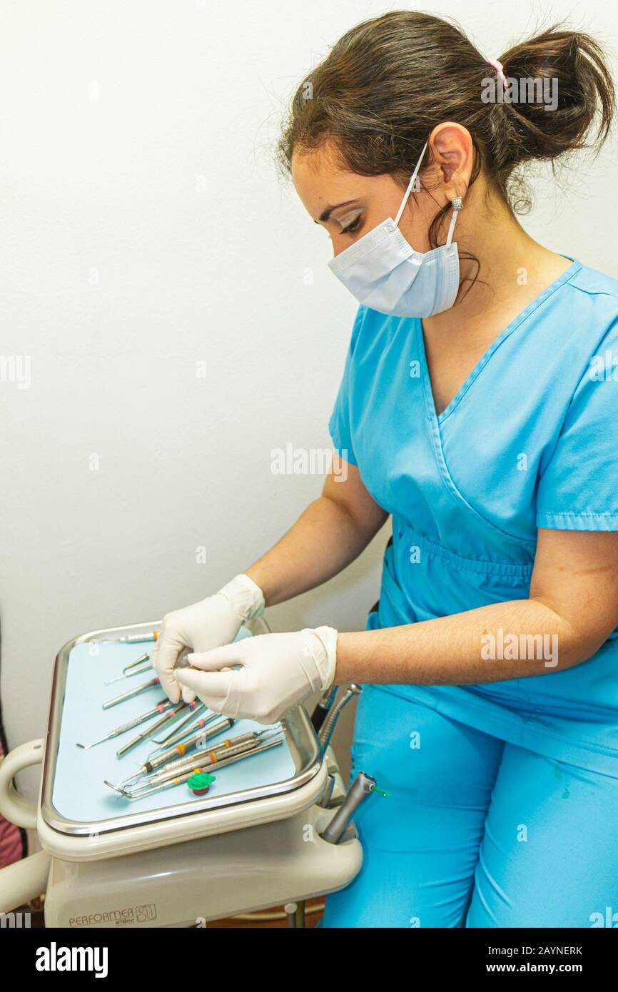 Miami Florida,Coral Gables,dentista,femmina ispanica,donna donna donne,preparazione strumenti,apparecchi,utensili,maschera,FL101203005 Foto Stock