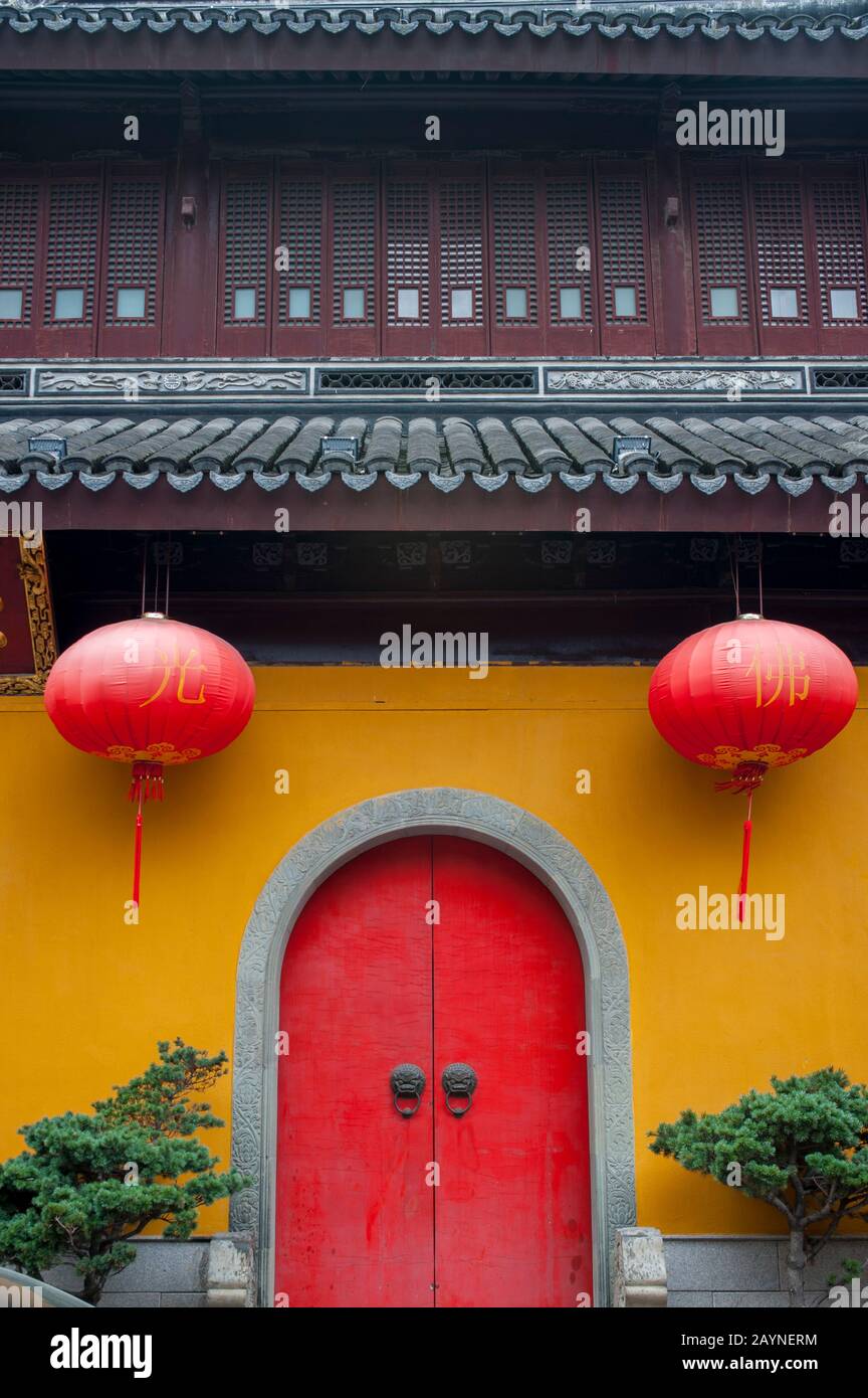 Esterno del Tempio del Buddha di Giada con lanterne rosse, un tempio buddista a Shanghai, Cina. Foto Stock