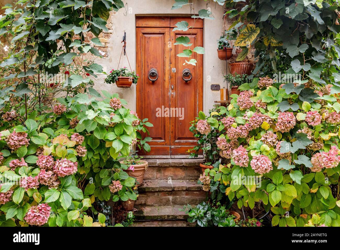 Decorato con fiori Porch in piccola città in Italia Foto Stock