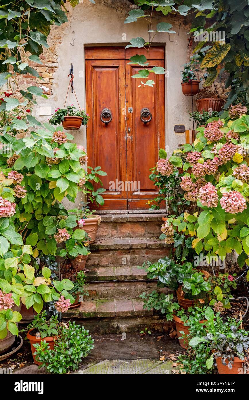 Decorato con fiori Porch in piccola città in Italia Foto Stock