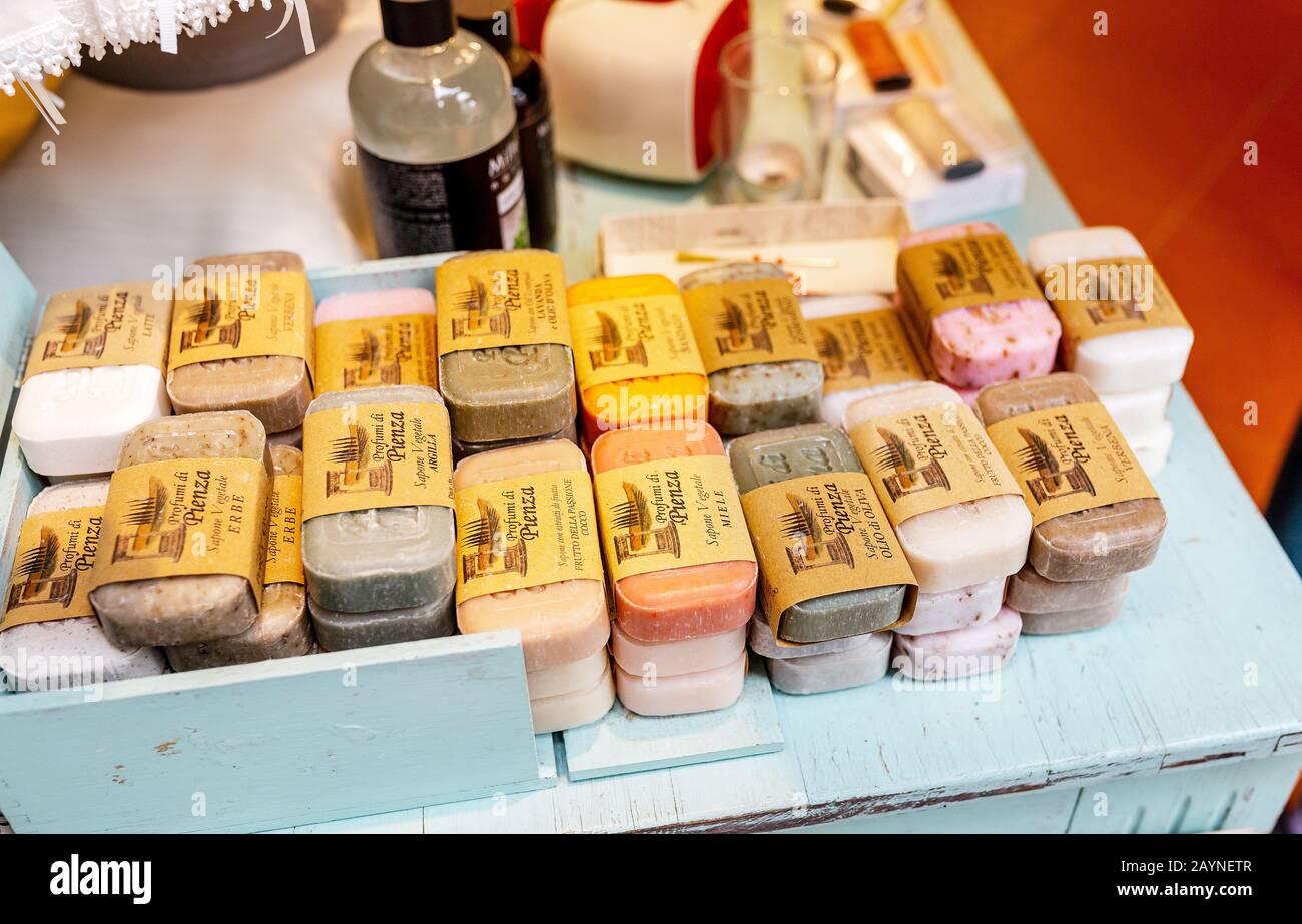17 OTTOBRE 2018, PIENZA, ITALIA: Sapone aromatico fatto a mano come souvenir in vendita sul mercato locale Foto Stock