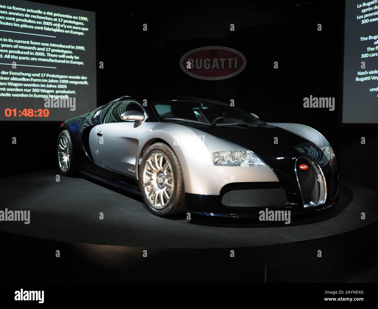 Primo piano di fronte a Bugatti Veyron 16.4 prodotto nel 2005-2015 nella città europea di Mulhouse, Francia Foto Stock