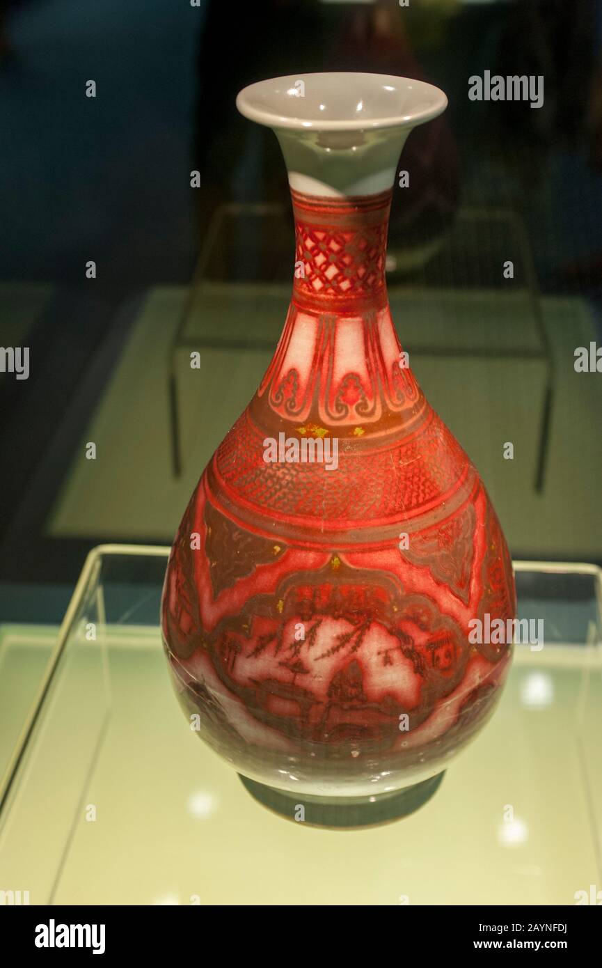 Vaso dal 1316 d.C. (Dinastia Ming) in una mostra al Museo di Shanghai, un museo di antica arte cinese, situato sulla Piazza dei popoli nella Huangpu Foto Stock
