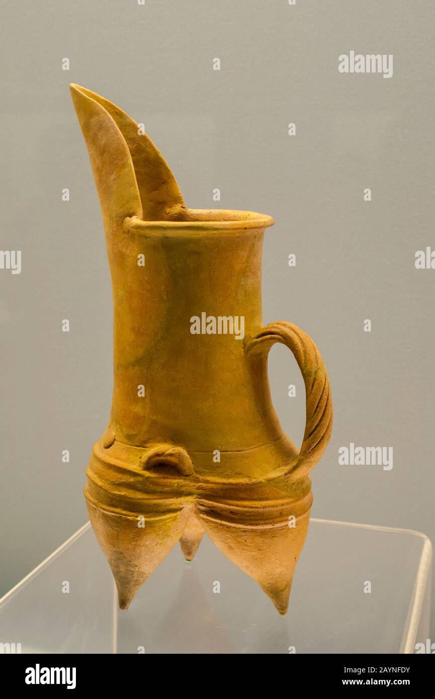 Ceramica dal 2400 a.C. in una mostra al Museo di Shanghai, un museo di antica arte cinese, situato sulla Piazza del Popolo nel quartiere di Huangpu Foto Stock