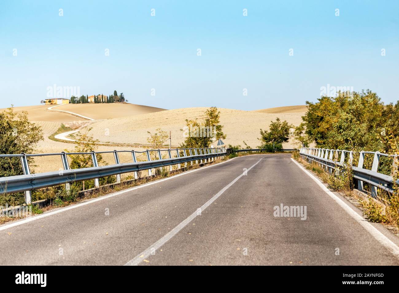 Paesaggio con strada in Toscana, Italia Foto Stock