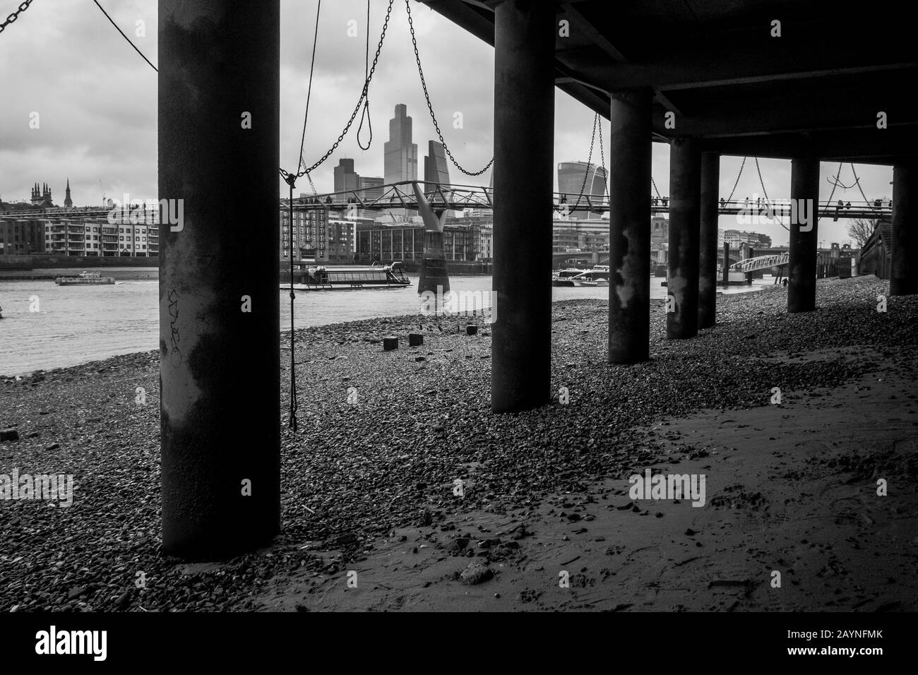 Fotografia urbana di Londra in bianco e nero: Fiume Tamigi in vista della bassa marea, Bankside, Londra, Regno Unito. Foto Stock