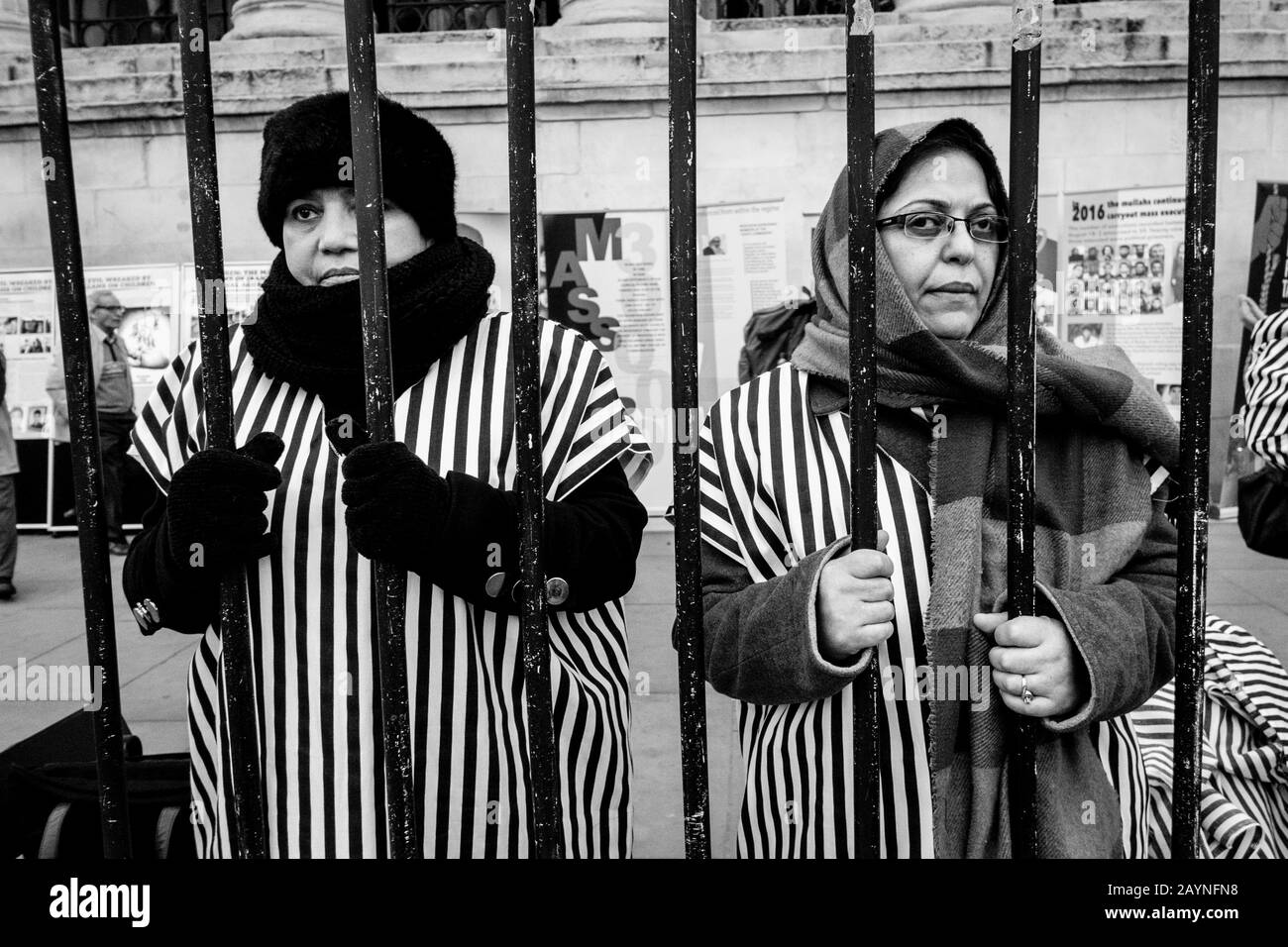 Fotografia di strada bianca e nera a Londra: I dimostranti iraniani protestano contro la detenzione e l'assassinio di prigionieri politici da parte delle autorità iraniane. Foto Stock