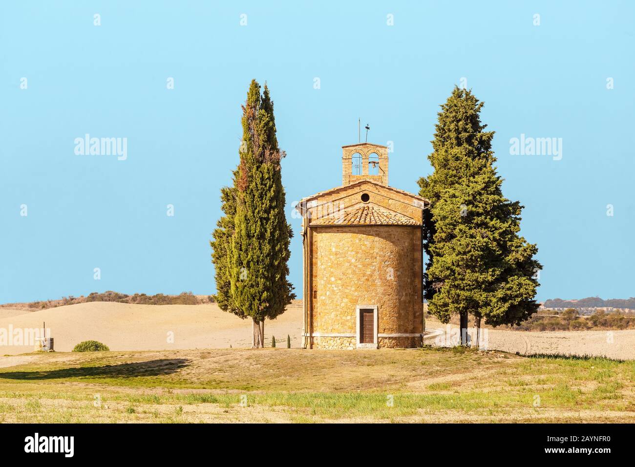 Paesaggio panoramico con antica cappella in Toscana, Italia in autunno Foto Stock