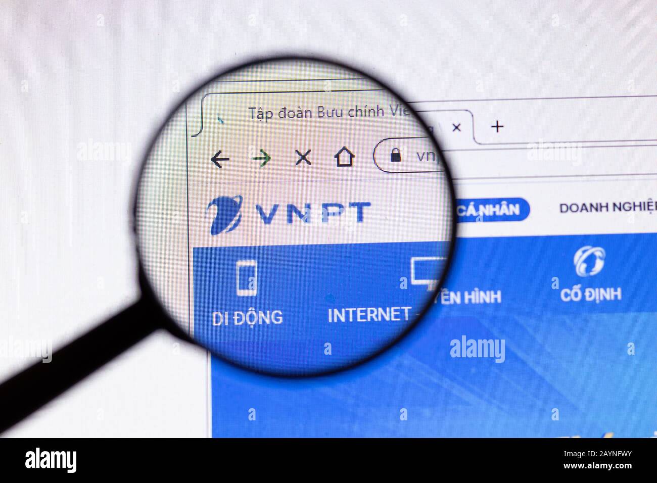 San Pietroburgo, Russia - 18 febbraio 2020: Logo della pagina del sito web della società VNPT sul display del laptop. Schermata con icona, editoriale Illustrativo Foto Stock