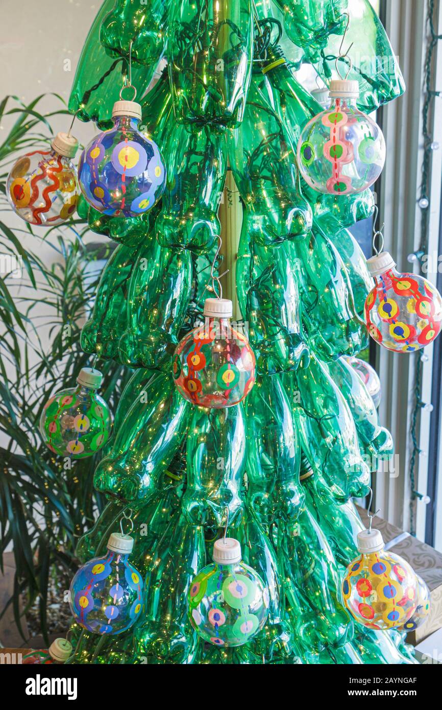 Miami Beach Florida, bottiglie di plastica riciclata, albero di Natale, ornamenti, FL101231020 Foto Stock