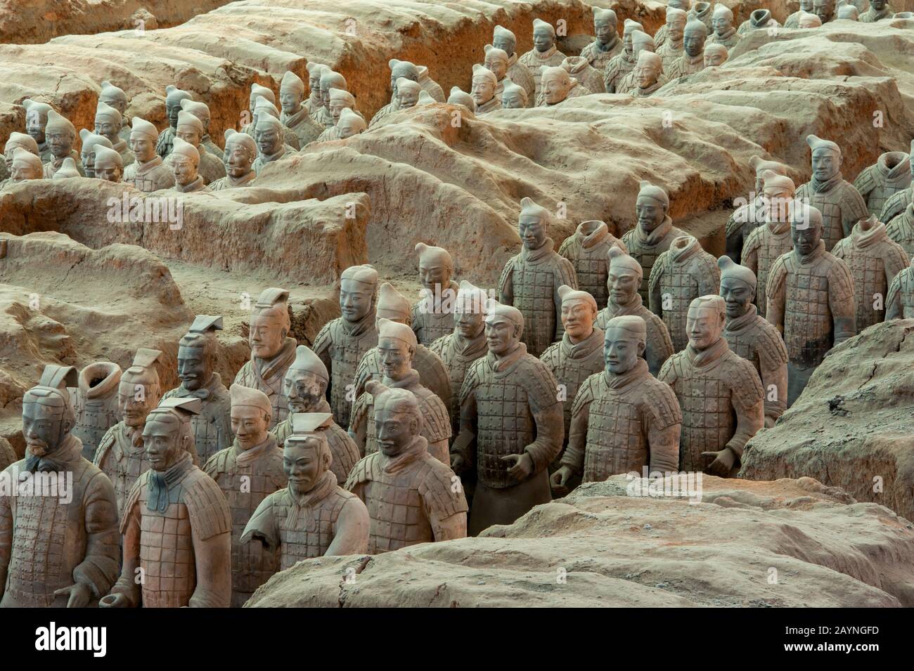 Panoramica dell'Armata di Terracotta nel Museo dei Guerrieri e dei cavalli di Terracotta, che espone la collezione di sculture in terracotta raffiguranti il Th Foto Stock