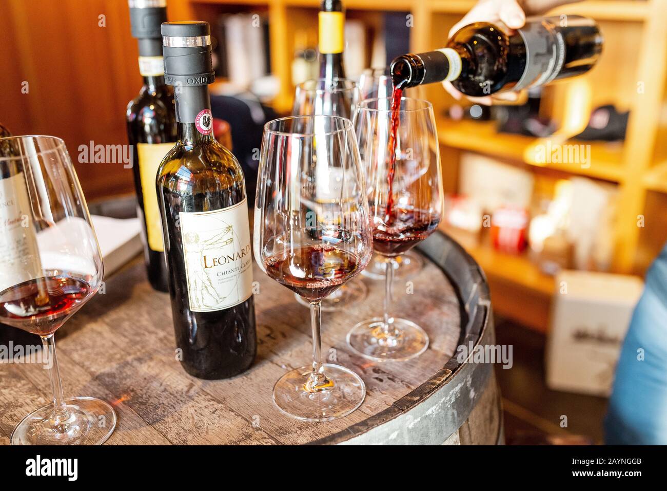 18 OTTOBRE 2018, TOSCANA, ITALIA: Vendita di famosi Grandi Vini toscani nel lussuoso negozio di winehouse Foto Stock