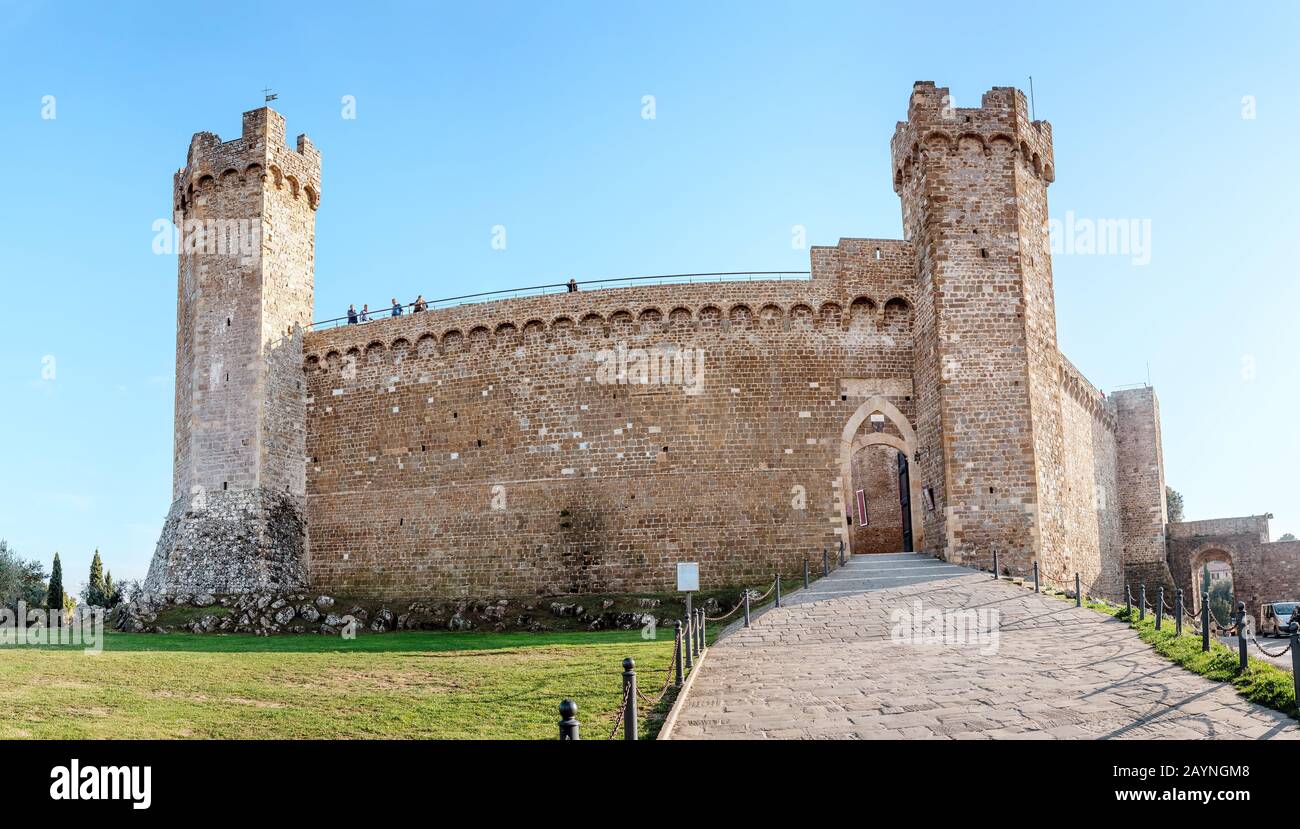 18 OTTOBRE 2018, MONTALCINO, ITALIA: Vista su un castello nella città di montalcino Foto Stock