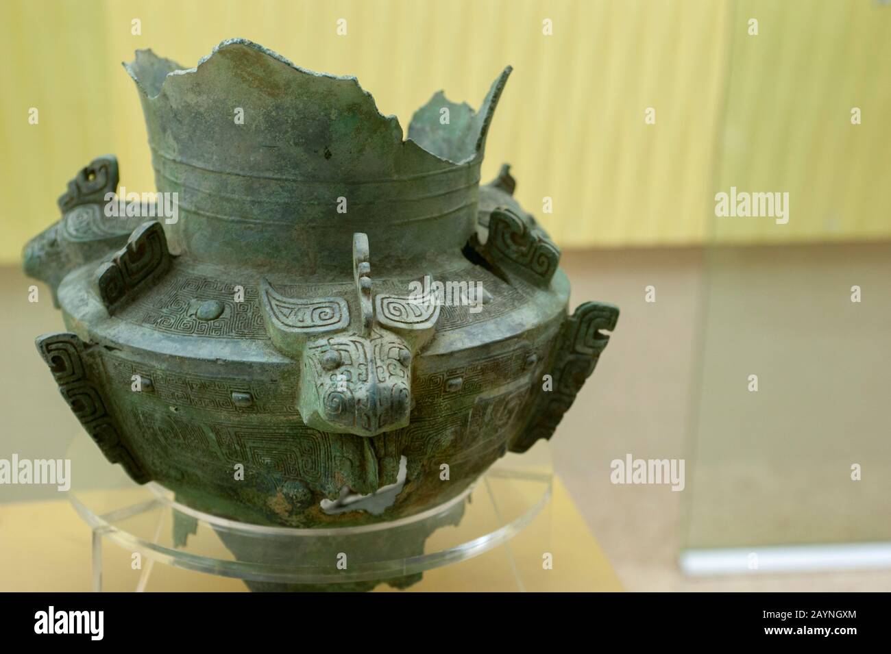 Una nave da vino in bronzo del 12th secolo a.C. nella mostra di antichi manufatti al Museo Sanxingdui di Sanxingdui vicino a Chengdu, Sichuan Provinc Foto Stock