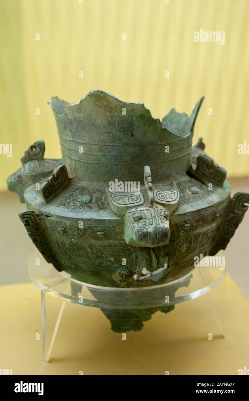 Una nave da vino in bronzo del 12th secolo a.C. nella mostra di antichi manufatti al Museo Sanxingdui di Sanxingdui vicino a Chengdu, Sichuan Provinc Foto Stock
