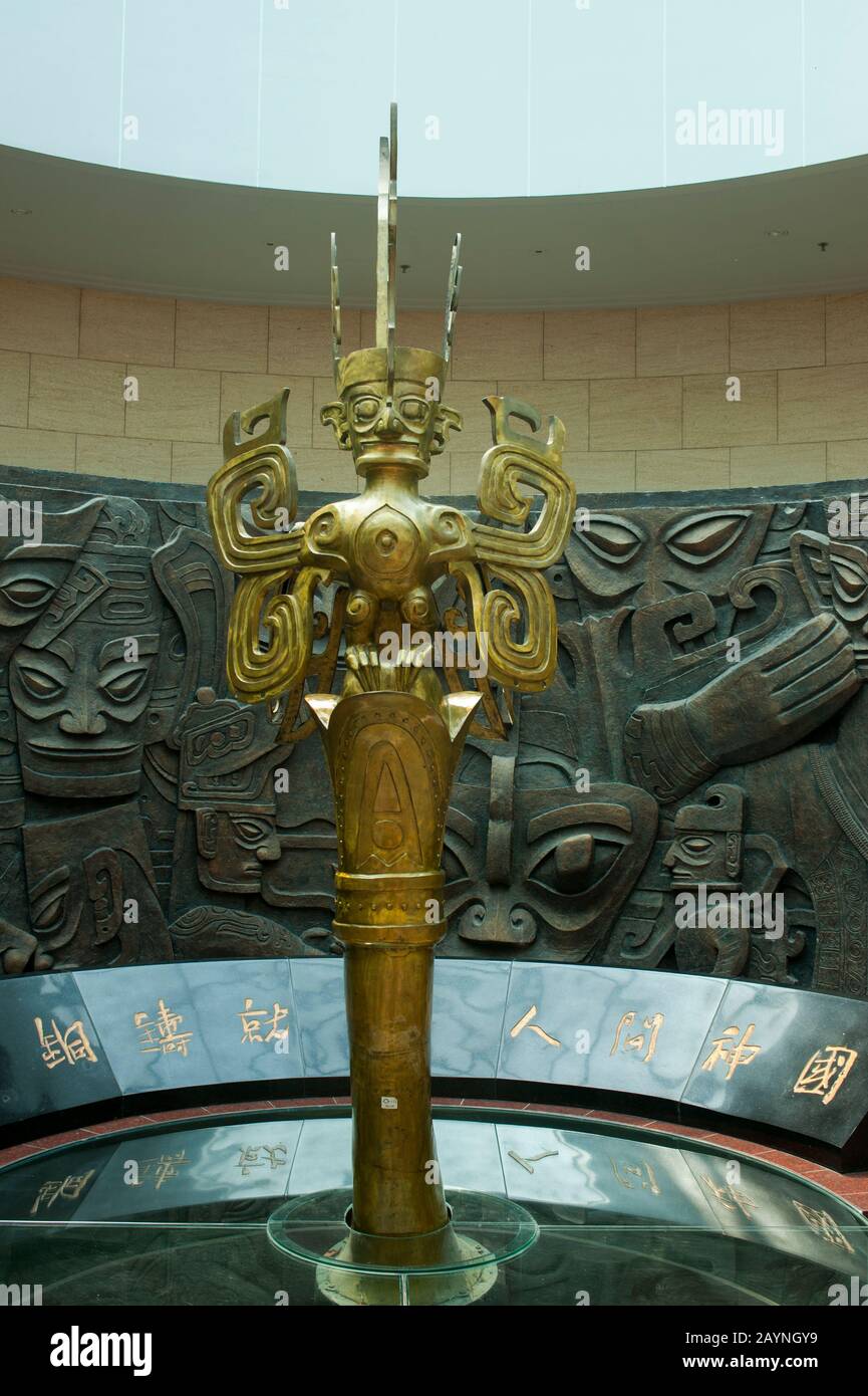 Una statua in bronzo nella mostra di antichi manufatti al Museo Sanxingdui di Sanxingdui vicino a Chengdu, provincia del Sichuan in Cina. Foto Stock
