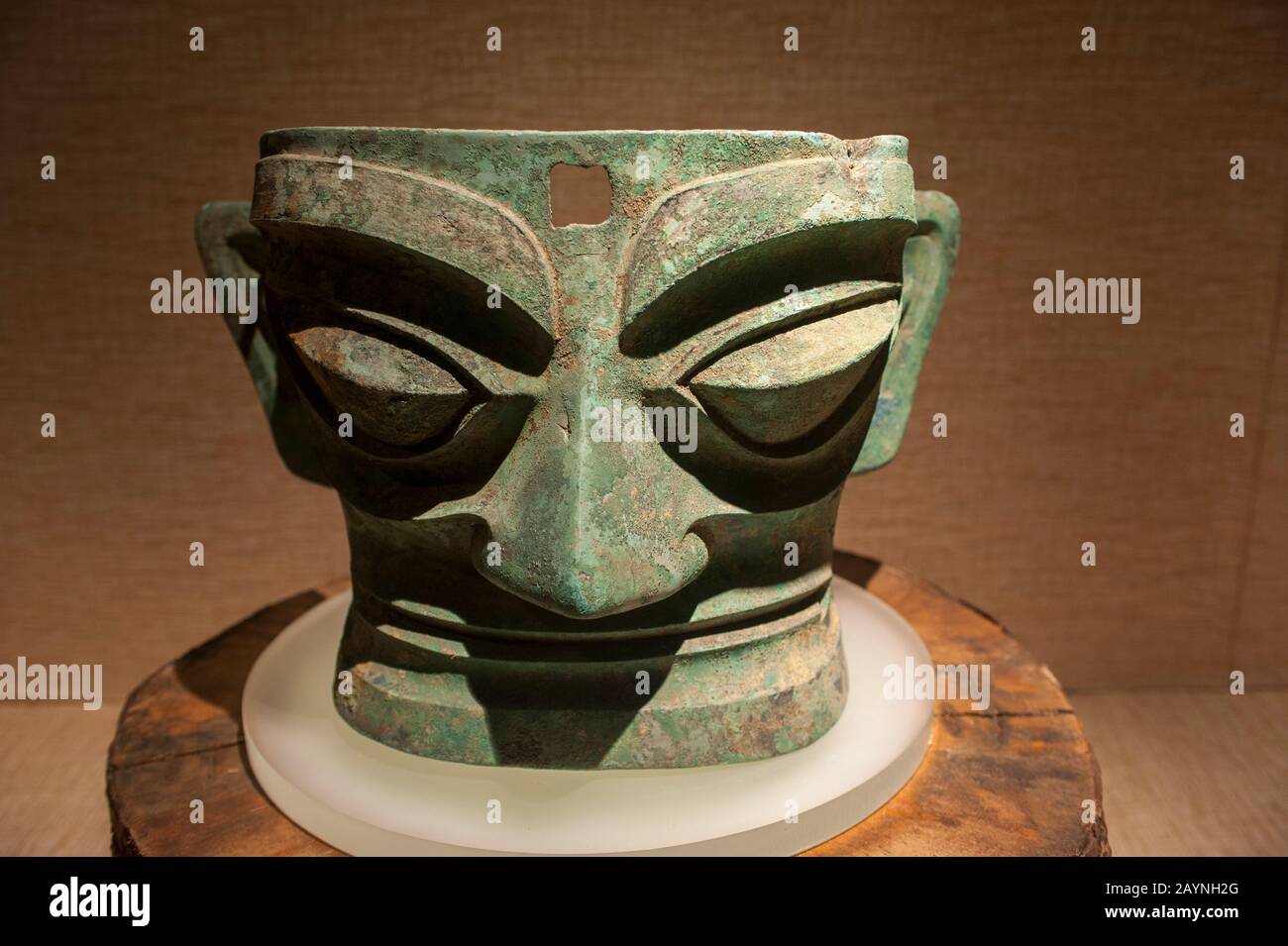 Una maschera in bronzo del 12th secolo a.C. nella mostra di antichi manufatti al Museo Sanxingdui di Sanxingdui vicino a Chengdu, provincia di Sichuan a CH Foto Stock
