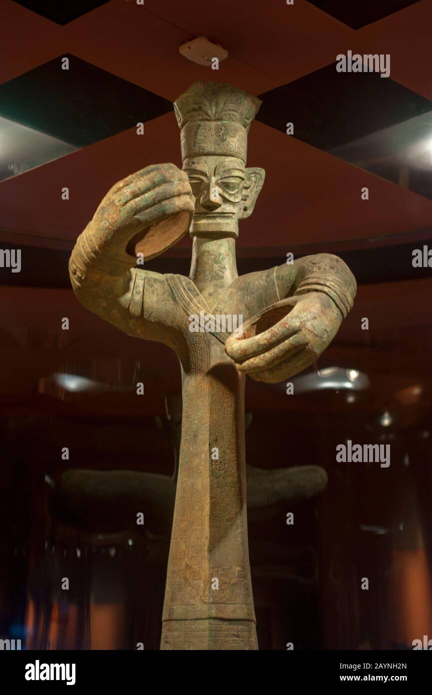 Una statua in bronzo del 12th secolo a.C. nella mostra di antichi manufatti al Museo Sanxingdui di Sanxingdui vicino a Chengdu, provincia del Sichuan in Foto Stock