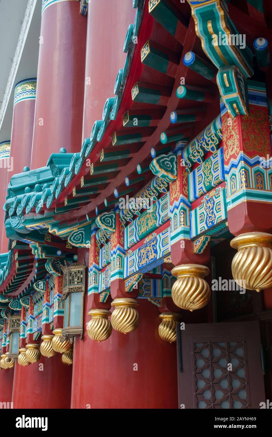 Dettaglio dell'architettura tradizionale della Grande Sala Del Popolo di Chongqing, Cina. Foto Stock
