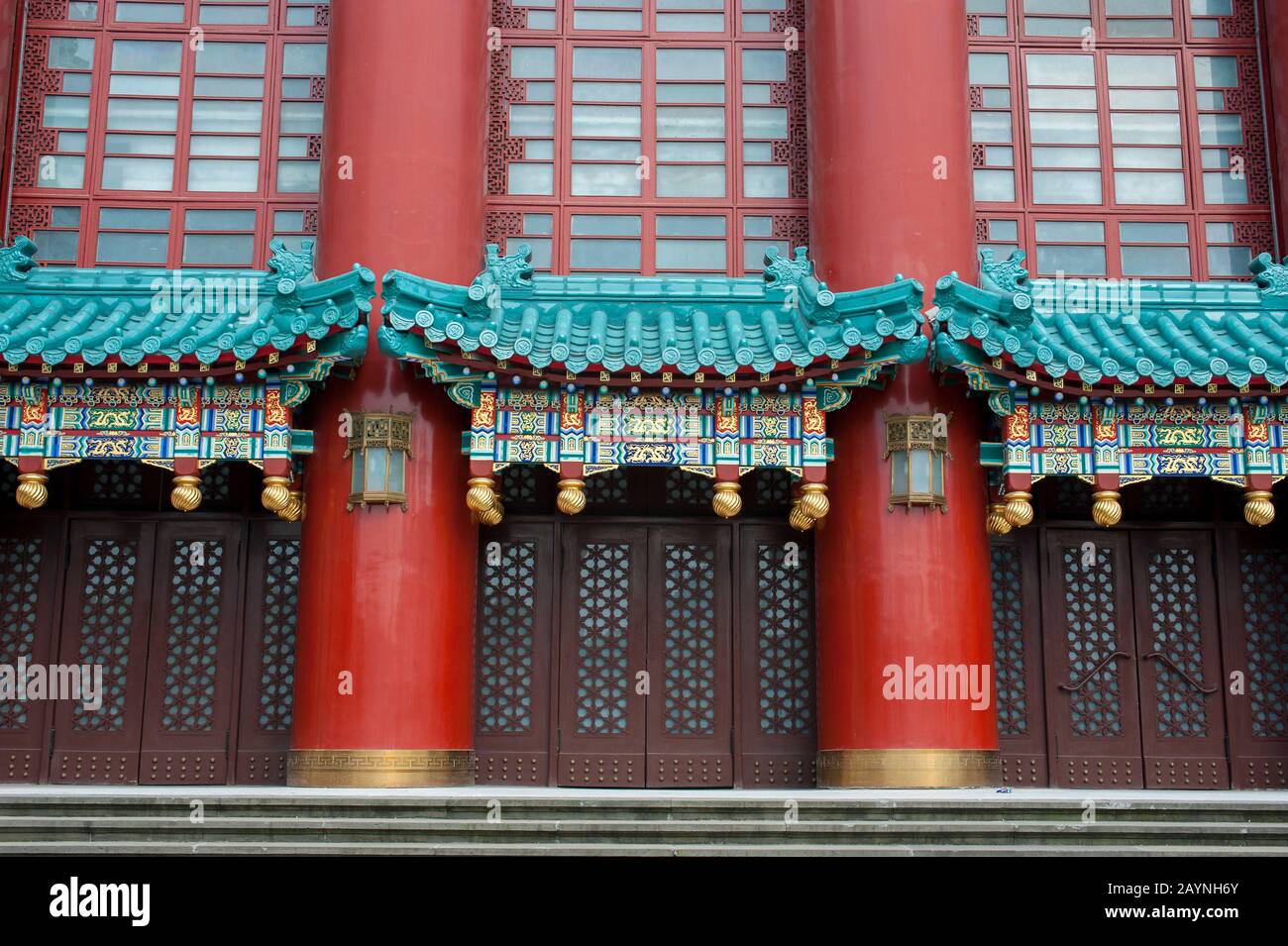 Dettaglio dell'architettura tradizionale della Grande Sala Del Popolo di Chongqing, Cina. Foto Stock