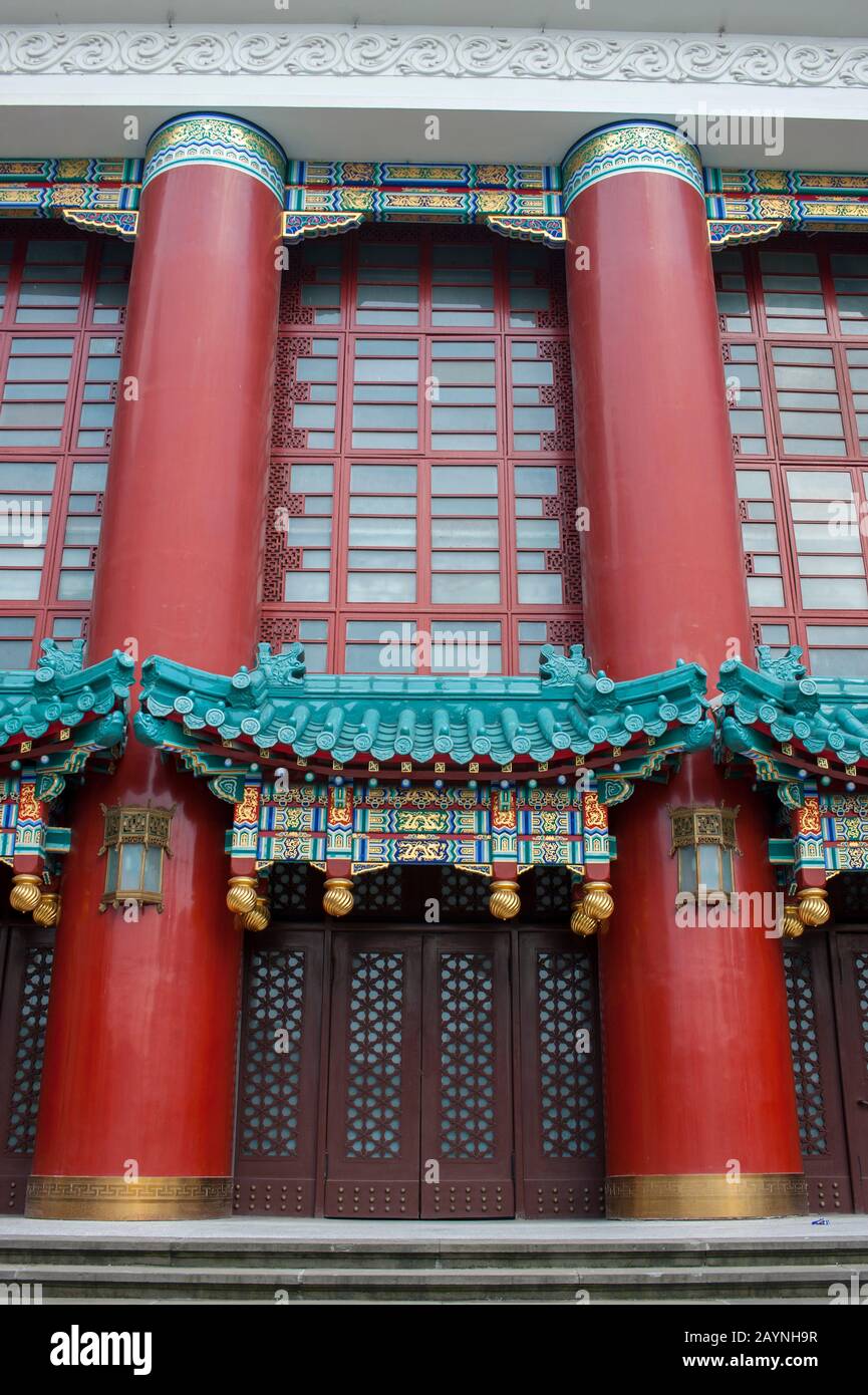 Dettaglio dell'architettura tradizionale della Grande Sala Del Popolo di Chongqing, Cina. Foto Stock
