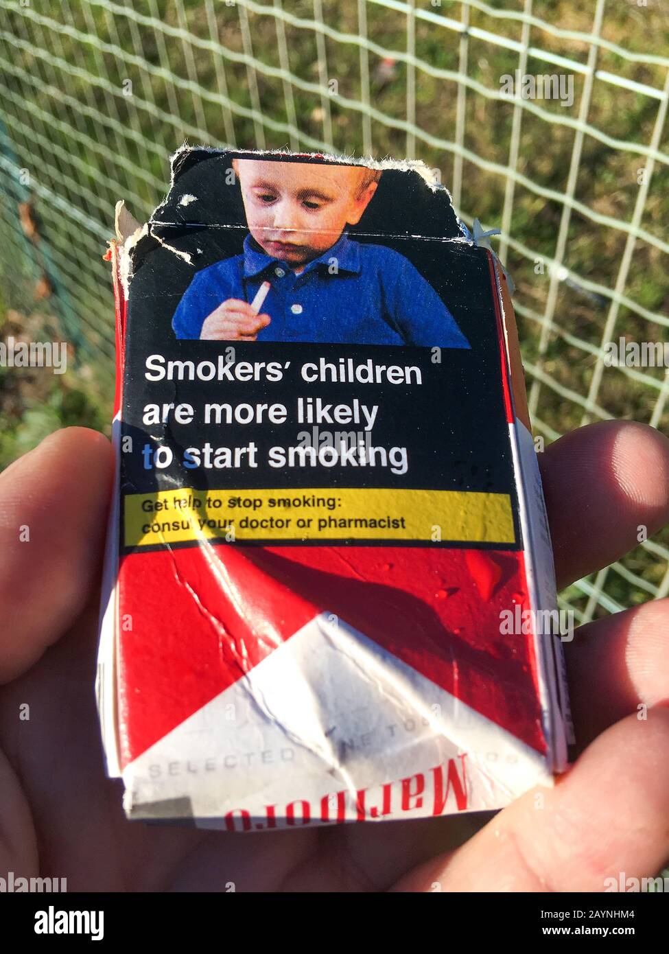 Smoking Kills', pubblicità sanitaria su un pacchetto di sigarette inglese  Foto stock - Alamy