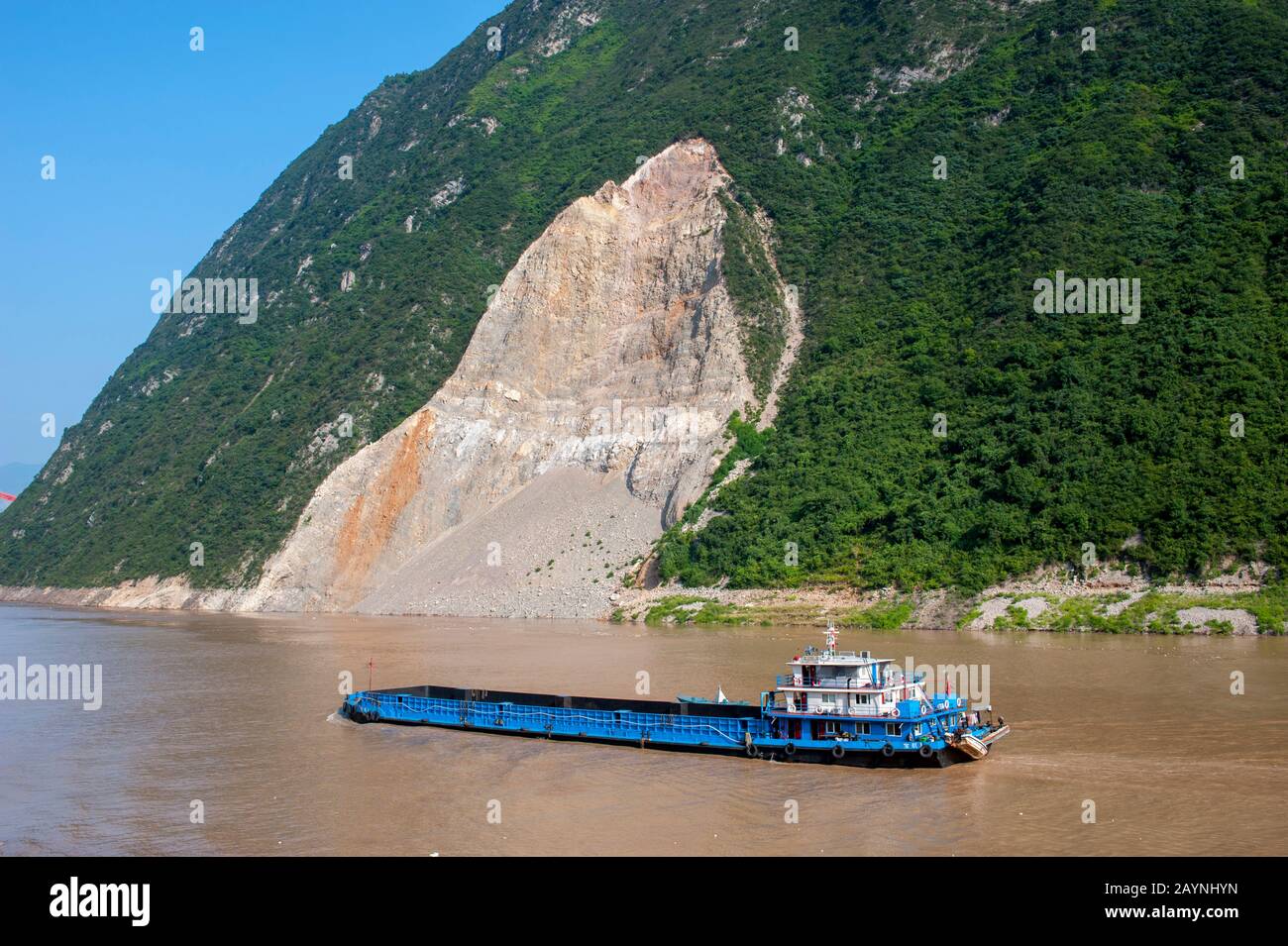 Una chiatta fluviale nella Gola di Wu (Tre Gole) e una frana, Fiume Yangtze, Cina. Foto Stock