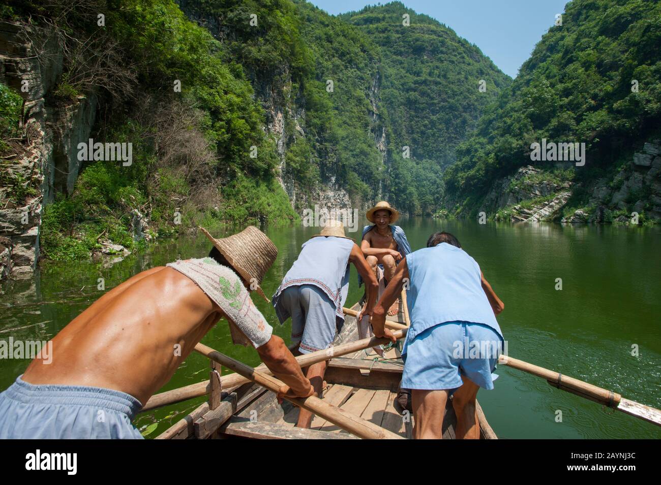 Uomini cinesi canottaggio una barca tradizionale Sampan vicino Badong sul torrente Shennong, un affluente del fiume Yangtze alla Gola di Wu (Tre Gole) in CH Foto Stock