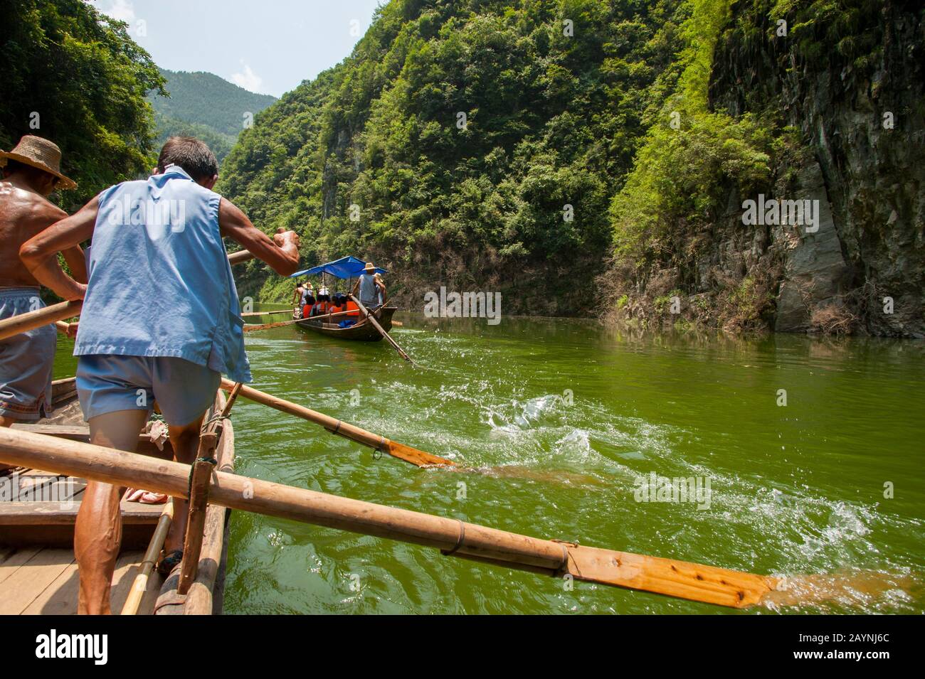 Uomini cinesi canottaggio una barca tradizionale Sampan vicino Badong sul torrente Shennong, un affluente del fiume Yangtze alla Gola di Wu (Tre Gole) in CH Foto Stock