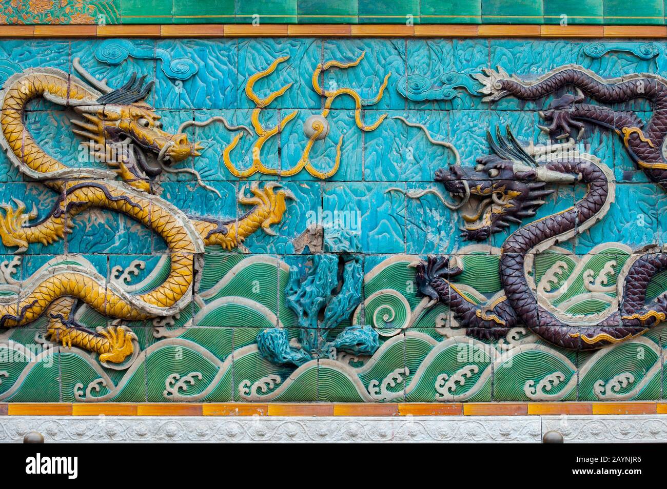 Dettaglio di un drago al Nine-Dragon Wall (Schermo Nine-Dragon) nella Città Proibita, a Pechino, Cina. Foto Stock