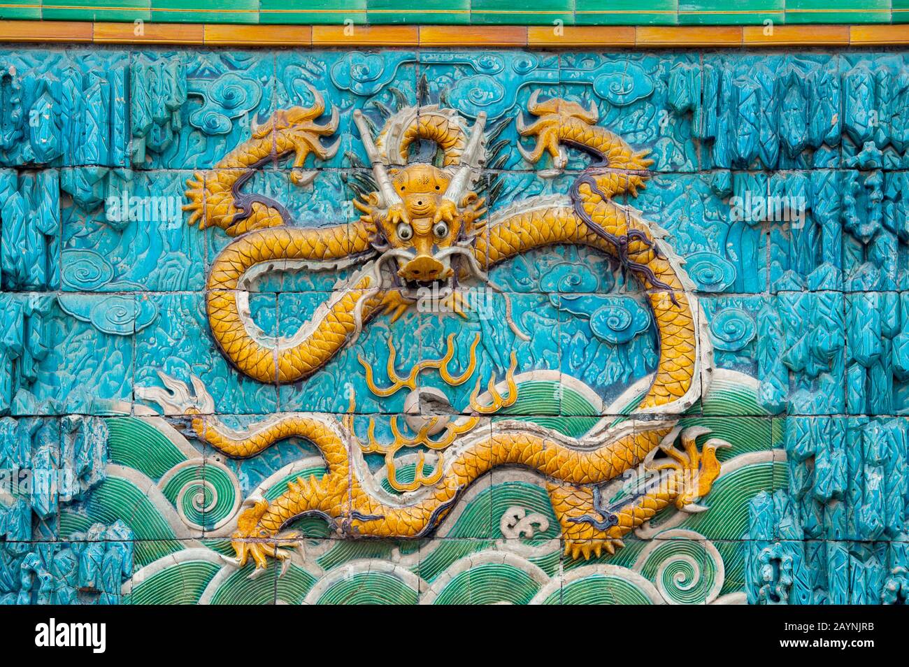 Dettaglio di un drago al Nine-Dragon Wall (Schermo Nine-Dragon) nella Città Proibita, a Pechino, Cina. Foto Stock