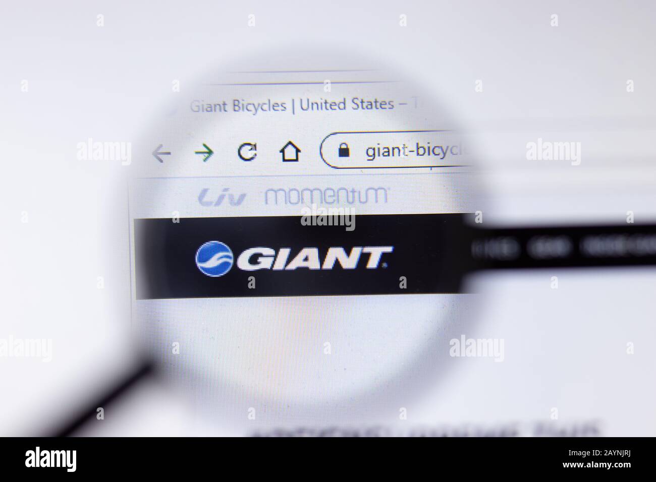 San Pietroburgo, Russia - 18 febbraio 2020: Logo della pagina del sito web della società di biciclette giganti sul display del laptop. Schermata con icona, editoriale Illustrativo Foto Stock