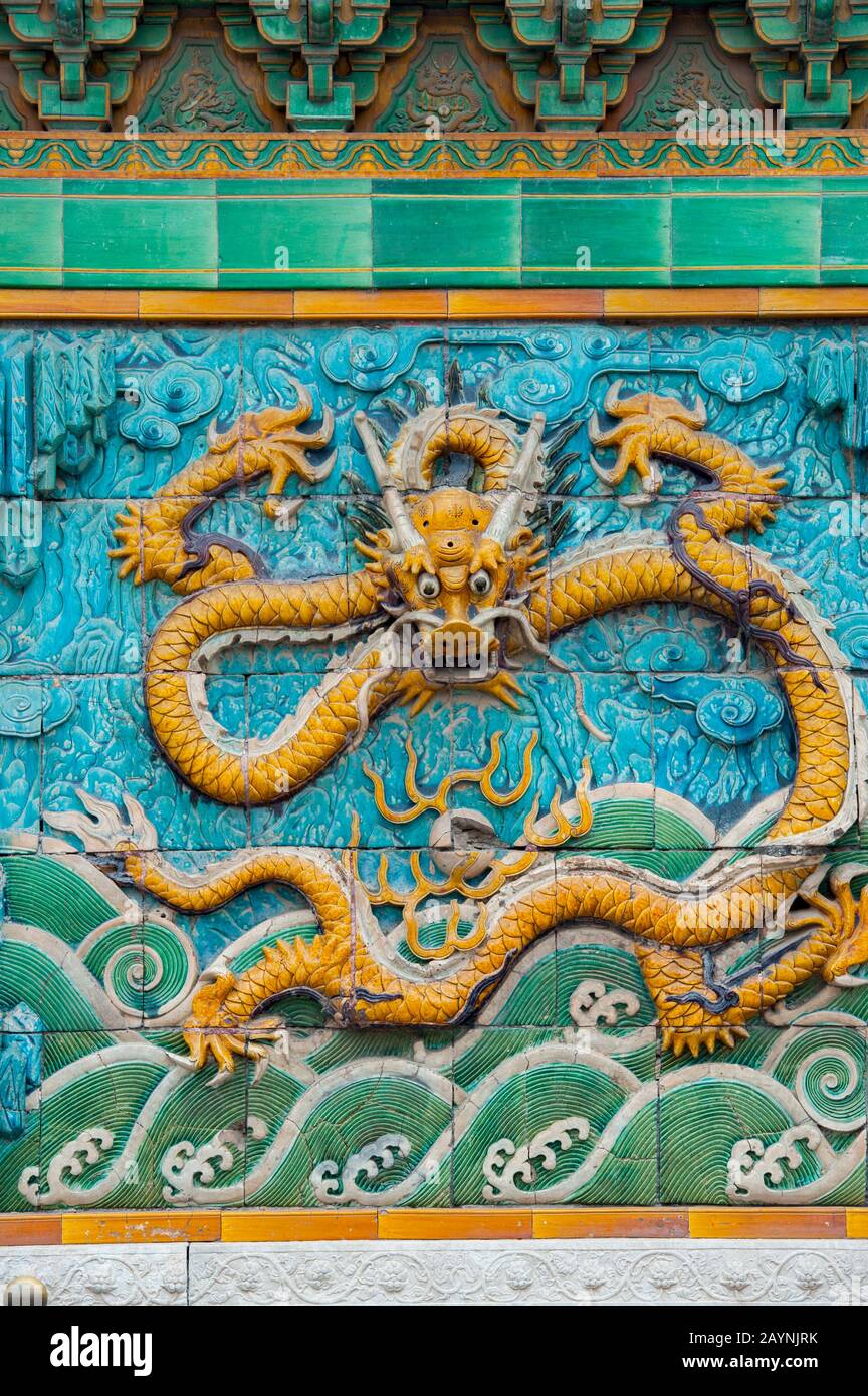 Dettaglio di un drago al Nine-Dragon Wall (Schermo Nine-Dragon) nella Città Proibita, a Pechino, Cina. Foto Stock