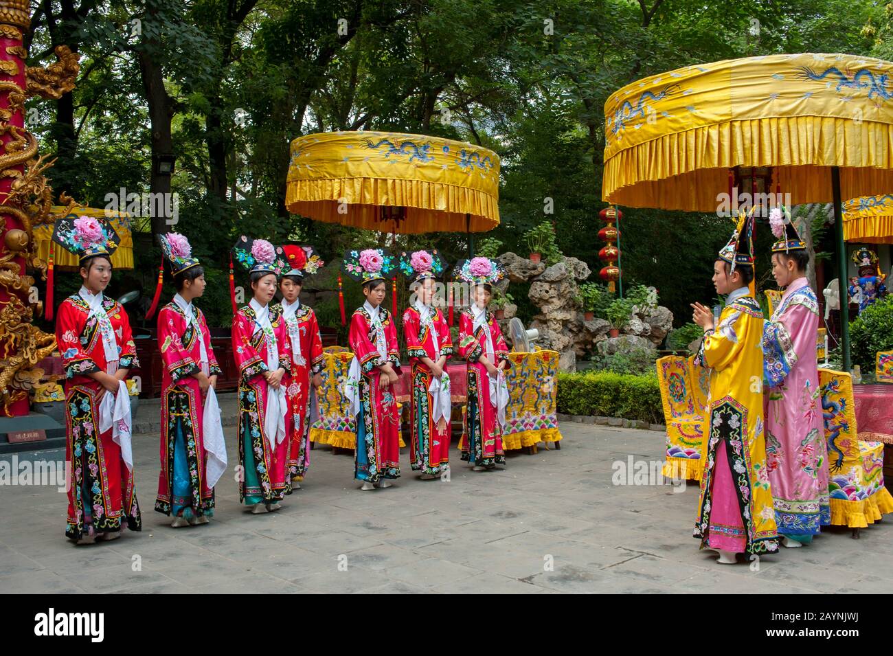 Il personale del ristorante del Bai Jia da Yuan Restaurant a Pechino, Cina, vestito con costumi storici. Foto Stock