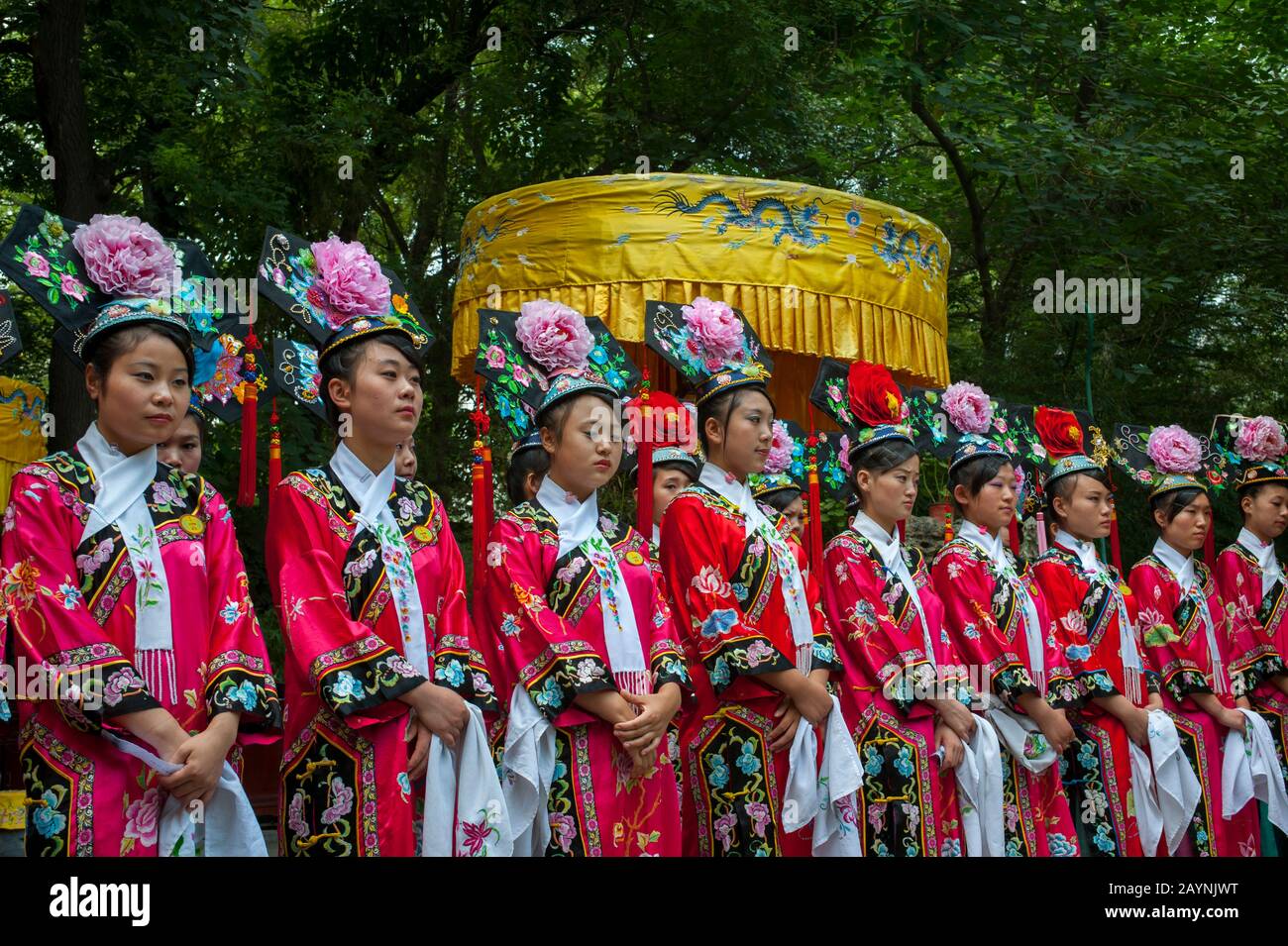 Il personale del ristorante del Bai Jia da Yuan Restaurant a Pechino, Cina, vestito con costumi storici. Foto Stock