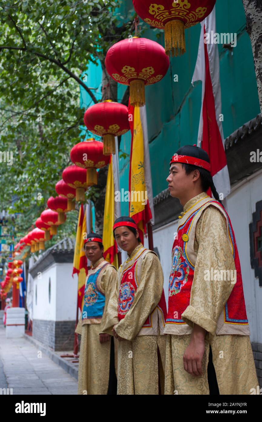 Il personale del ristorante del Bai Jia da Yuan Restaurant a Pechino, Cina, vestito con costumi storici. Foto Stock