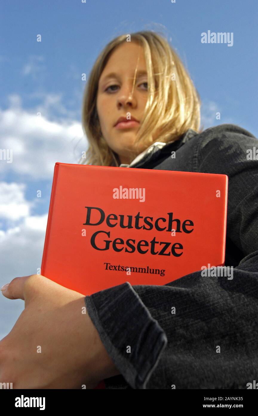 Junge Frau Lest das Buch Deutsche Gesetze Foto Stock