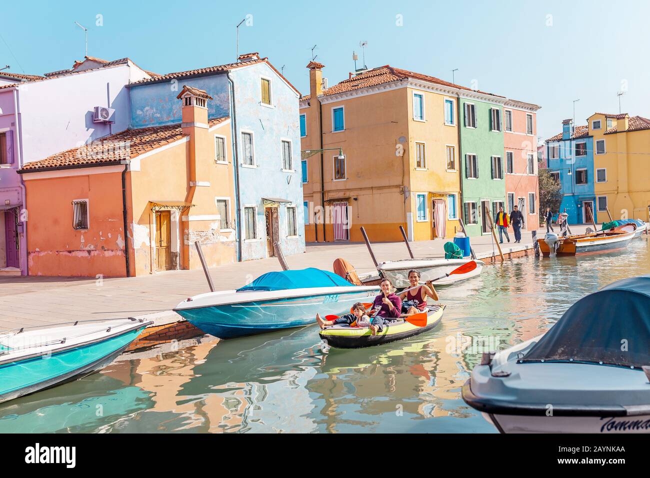 24 OTTOBRE 2018, BURANO, VENEZIA, ITALIA: Barche nel canale dell'isola di Burano con case colorate Foto Stock