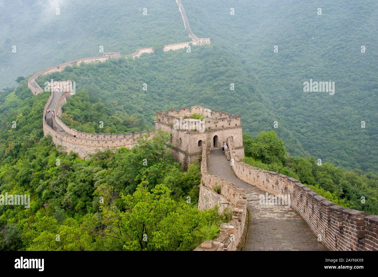 Vista di una sezione della Grande Muraglia Cinese nella nebbia di Mutianyu situata nella Contea di Huairou a 70 km a nord-est del centro di Pechino, Cina. Foto Stock