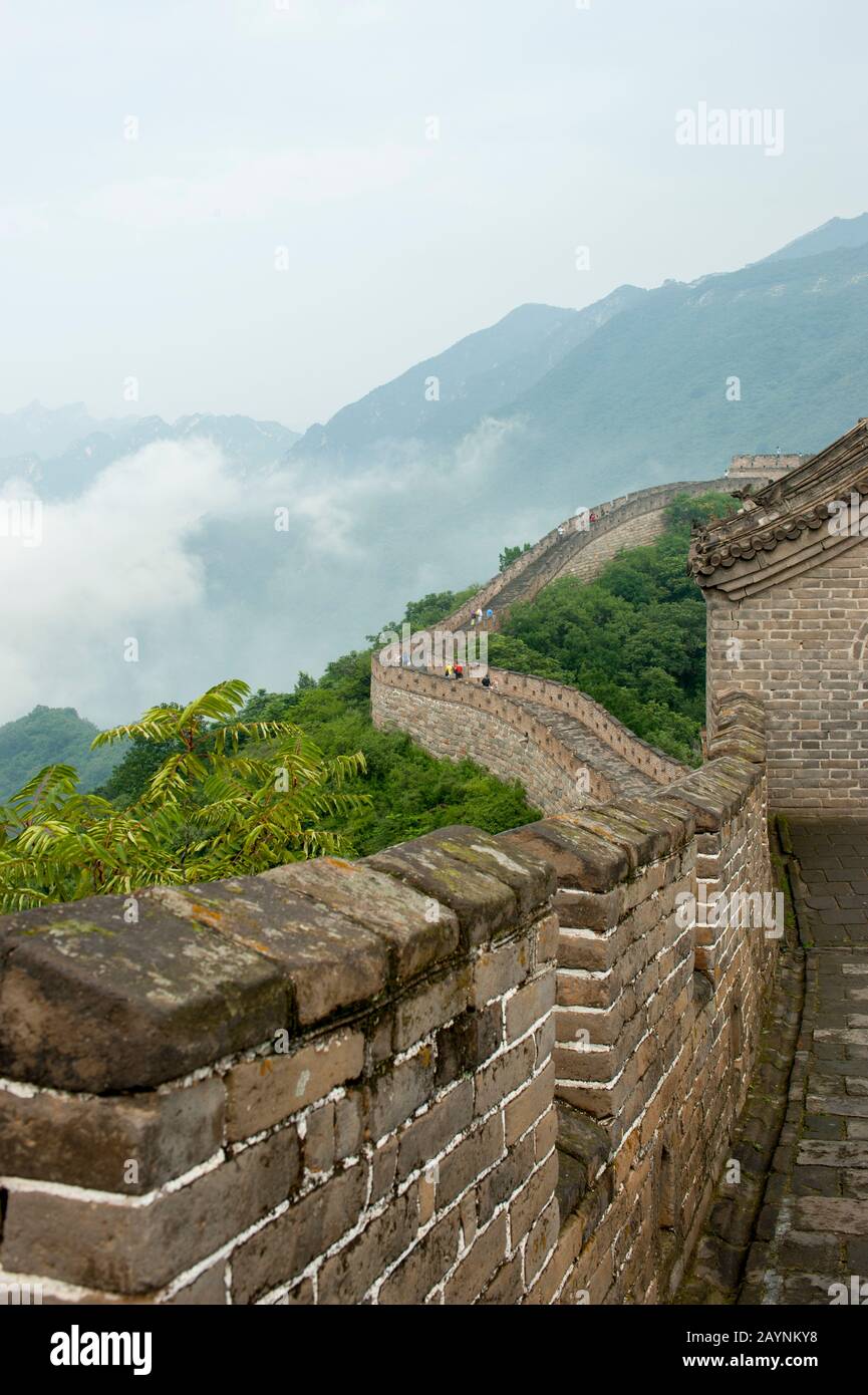 Vista di una sezione della Grande Muraglia Cinese nella nebbia di Mutianyu situata nella Contea di Huairou a 70 km a nord-est del centro di Pechino, Cina. Foto Stock