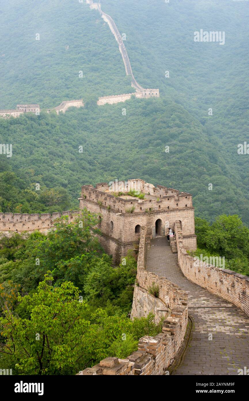 Vista di una sezione della Grande Muraglia Cinese nella nebbia di Mutianyu situata nella Contea di Huairou a 70 km a nord-est del centro di Pechino, Cina. Foto Stock